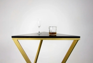 Фуршетный стол Triangle Gold Black золотого цвета в аренду